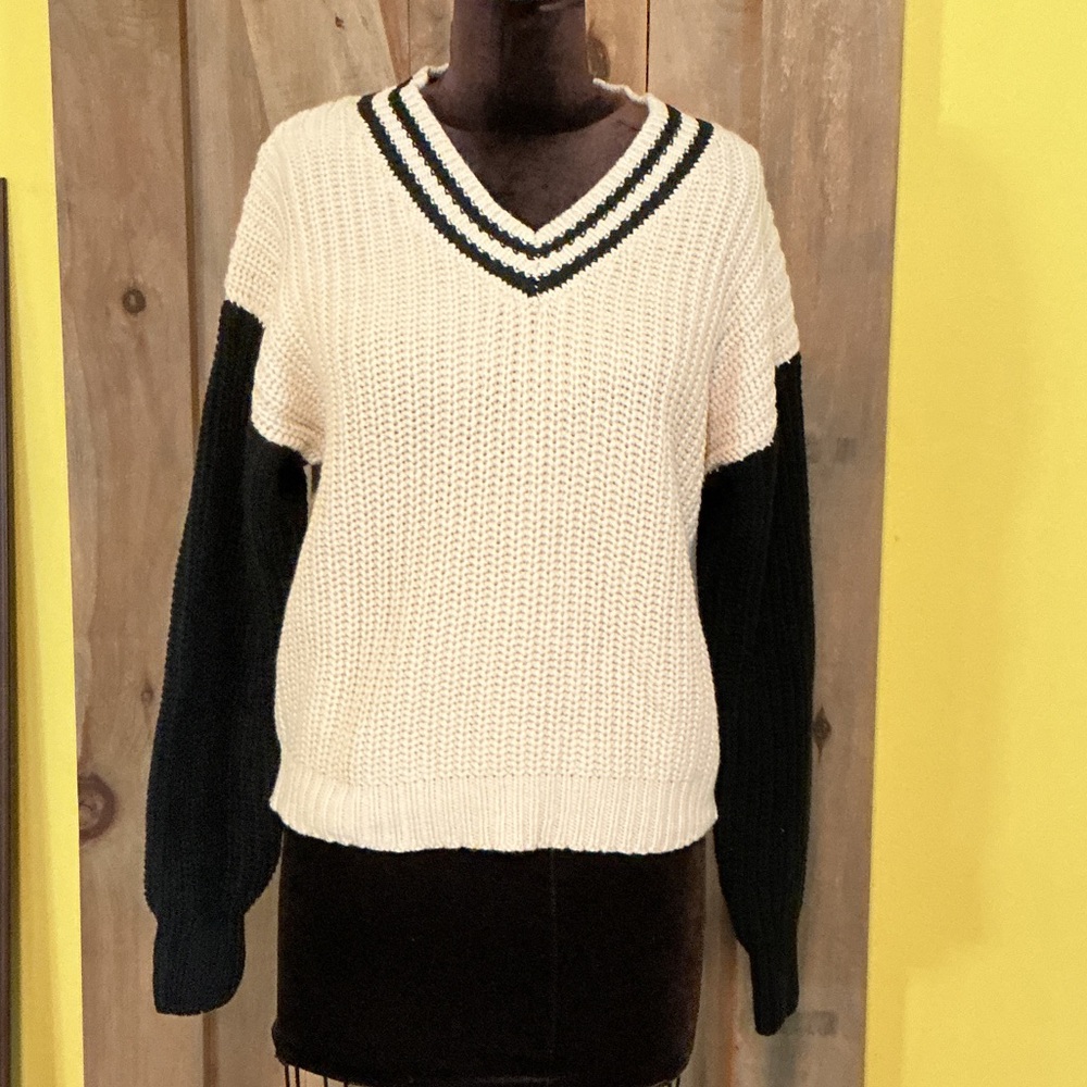 Z Supply Cream V-Neck Chunky Sweater with Black Sleeves